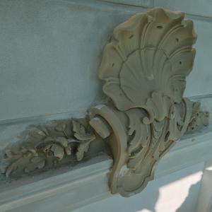 1 Maja 15 willa Karola Steffana detal sztukatorski w trakcie renowacji.