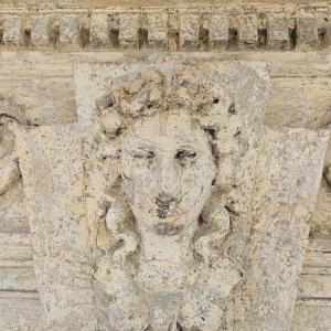 Cieszyńska 14 czyszczenie detalu sztukatorskiego na elewacji frontowej.