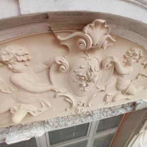 1 Maja 15 willa Karola Steffana detal sztukatorski w trakcie renowacji.