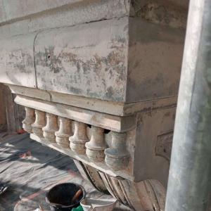 3 Maja 1a detal sztukatorski w trakcie czyszczenia.