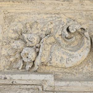 Cieszyńska 14 czyszczenie detalu sztukatorskiego na elewacji frontowej.