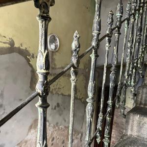 Staszica 3 stan balustrady klatki schodowej przed remontem.