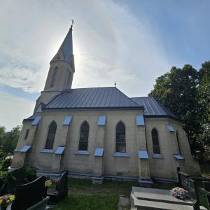 Kaplica na cmentarzu ewangelickim po remoncie dachu.