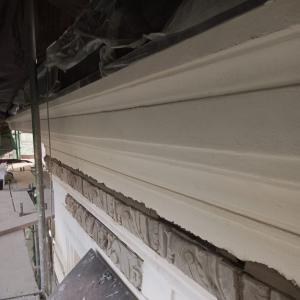 3 Maja 1a detal sztukatorski w trakcie uzupełniania.