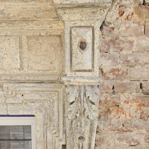 Cieszyńska 14 czyszczenie detalu sztukatorskiego na elewacji frontowej.