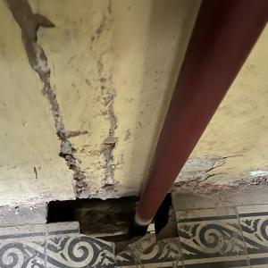 Staszica 3 stan posadzki ceramicznej na klatce schodowej przed remontem.