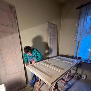 Staszica 3 renowacja wewnętrznej stolarki drzwiowej.