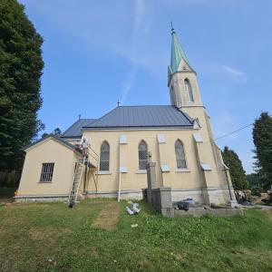 Kaplica na cmentarzu ewangelickim po remoncie dachu.