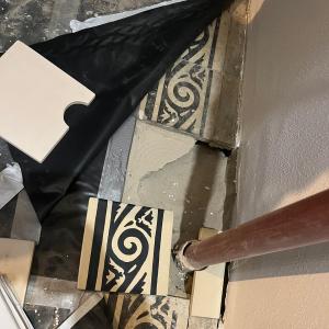 Staszica 3 uzupełnianie wzorzystej posadzki ceramicznej.