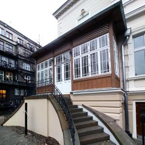 1 Maja 15 willa Karola Steffana ganek i schody po remoncie.