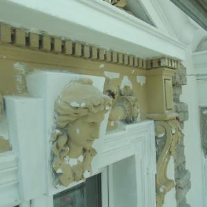 Cieszyńska 14 renowacja detalu sztukatorskiego na elewacji frontowej.