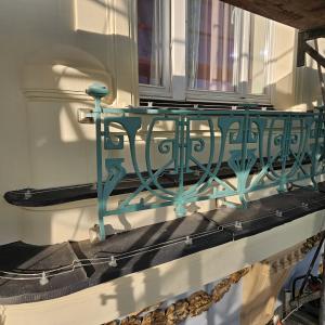 3 Maja 1a detal z metaloplastyki w trakcie malowania.