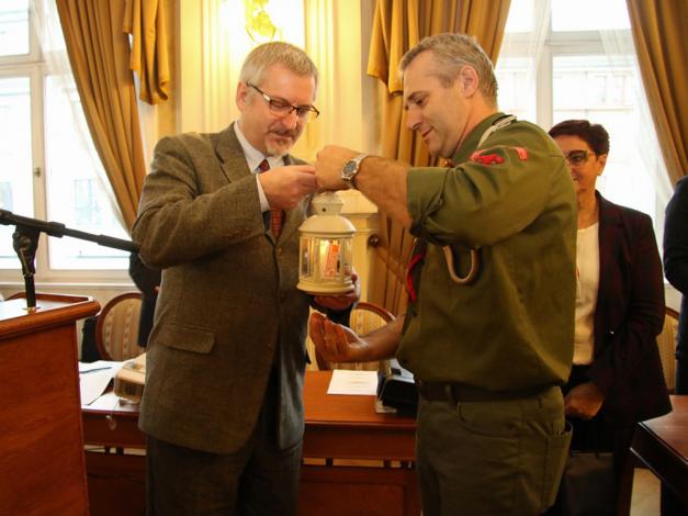 Betlejemskie Światło Pokoju w Urzędzie Miejskim