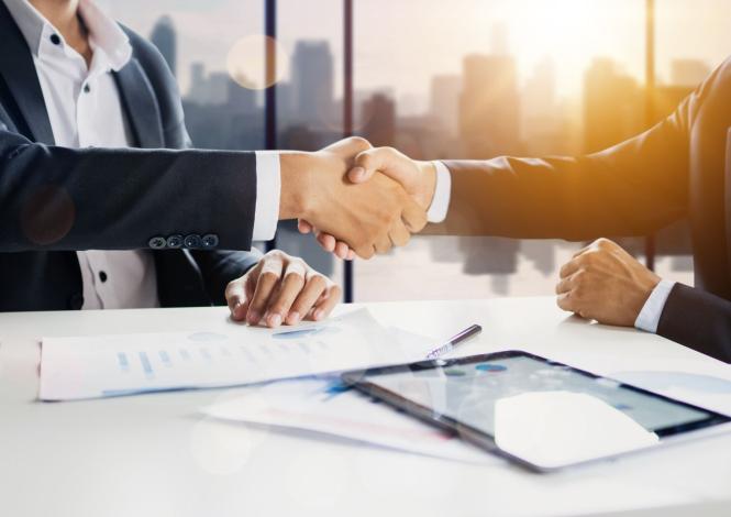 Grafika przedstawiająca dwie uściśnięte dłonie