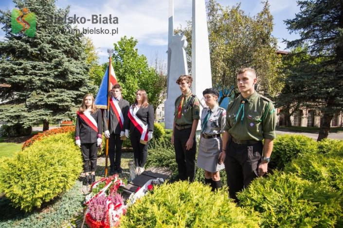 Kwiaty pod pomnikiem lotników 